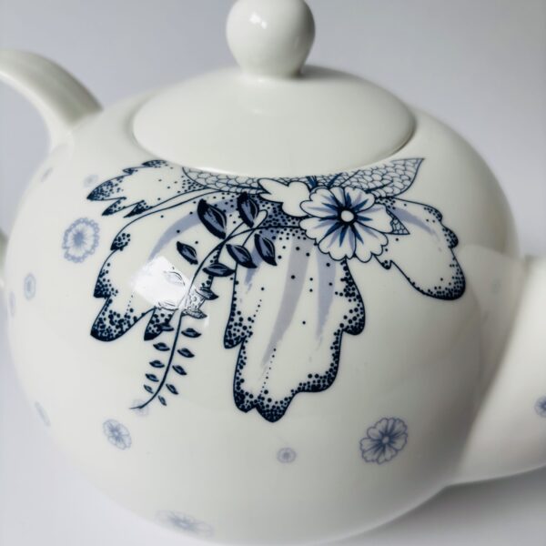 Theepot Cato designed for DE -mooi gedecoreerd met bloemen - kleur blauw-wit - inhoud 1300 ml (4) Theepot Cato designed for DE -mooi gedecoreerd met bloemen - kleur blauw-wit - inhoud 1300 ml (4)