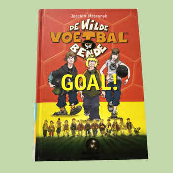 Boek De Wilde voetbal bende, Goal! Deze dikke omnibus bevat de eerste drie boeken uit de serie De Wilde Voetbalbende