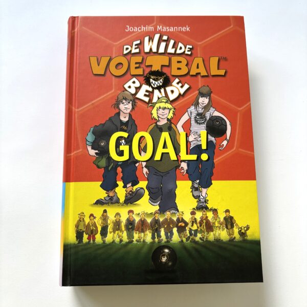 Boek De Wilde voetbal bende, Goal! Deze dikke omnibus bevat de eerste drie boeken uit de serie De Wilde Voetbalbende