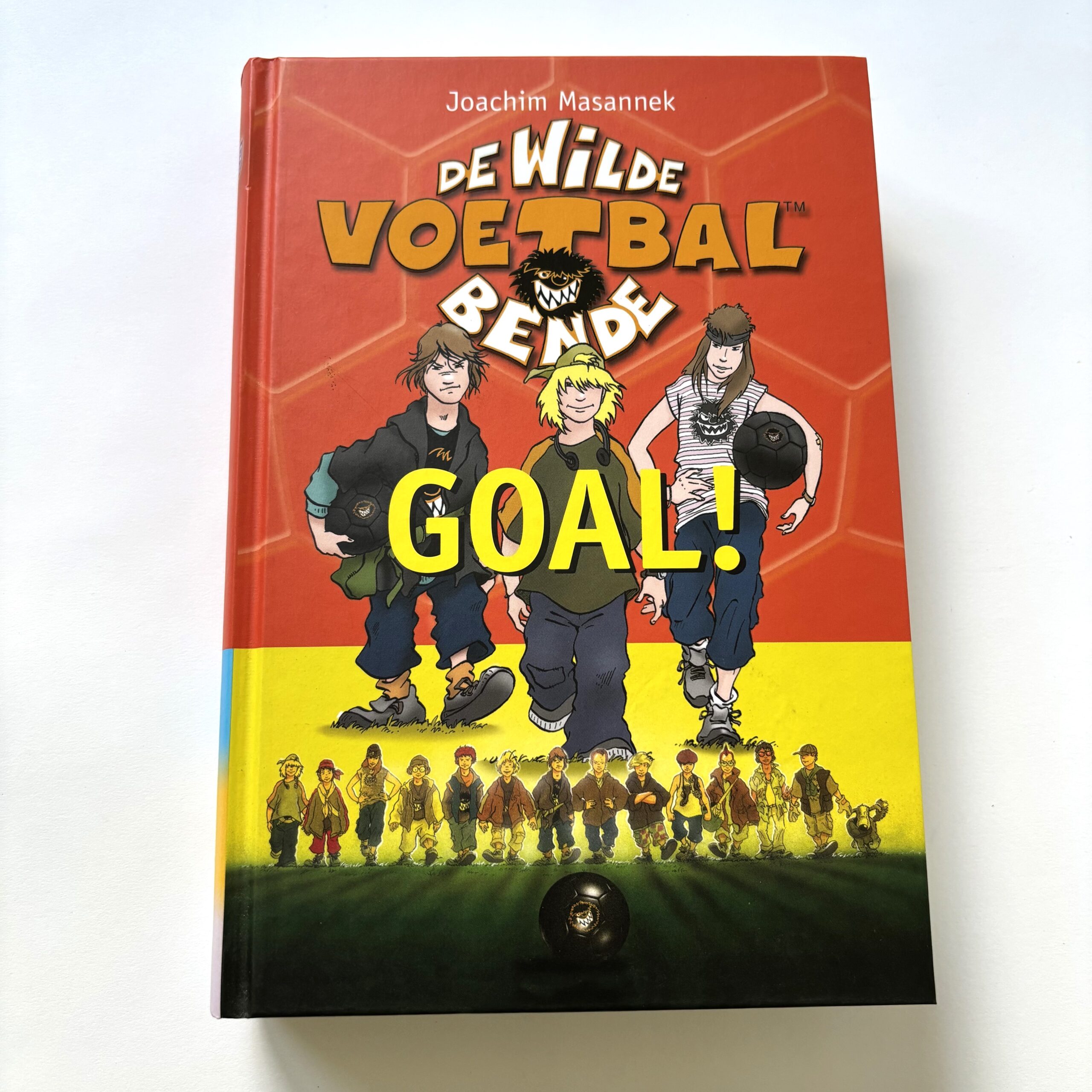 Boek De Wilde voetbal bende, Goal! Deze dikke omnibus bevat de eerste drie boeken uit de serie De Wilde Voetbalbende