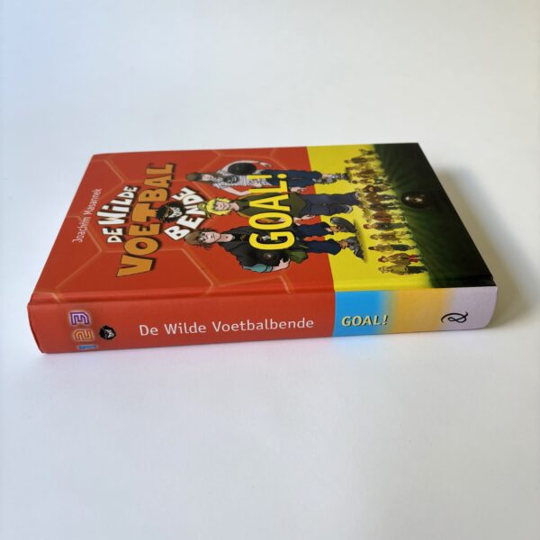 Boek De Wilde voetbal bende - Goal! uit 2010 (2) Boek De Wilde voetbal bende, Goal! Deze dikke omnibus bevat de eerste drie boeken uit de serie De Wilde Voetbalbende