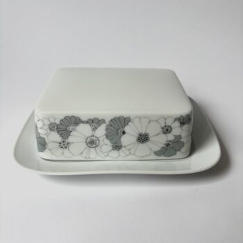 Rosenthal Studio Linie staat niet enkel bekend om zijn esthetiek, maar ook om de hoge kwaliteit. Het porselein is krasbestendig, vaatwasserbestendig en geschikt voor dagelijks gebruik — perfect voor zowel dagelijkse tafelmomenten als speciale gelegenheden