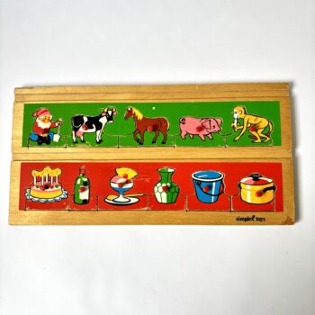 Ja, Frits van der Vlugt is inderdaad de bedenker van de zogenaamde “puzzelplank”—de houten inlegpuzzel waarbij figuurtjes uit een plank kunnen worden gehaald via een knopje bovenop. Hij begon hier in 1945 mee en werkte samen met Herman Steinmeier, de oprichter van de firma Steinmeier & Co., die onder de merknaam Simplex dit soort houten leermaterialen en puzzels produceerde