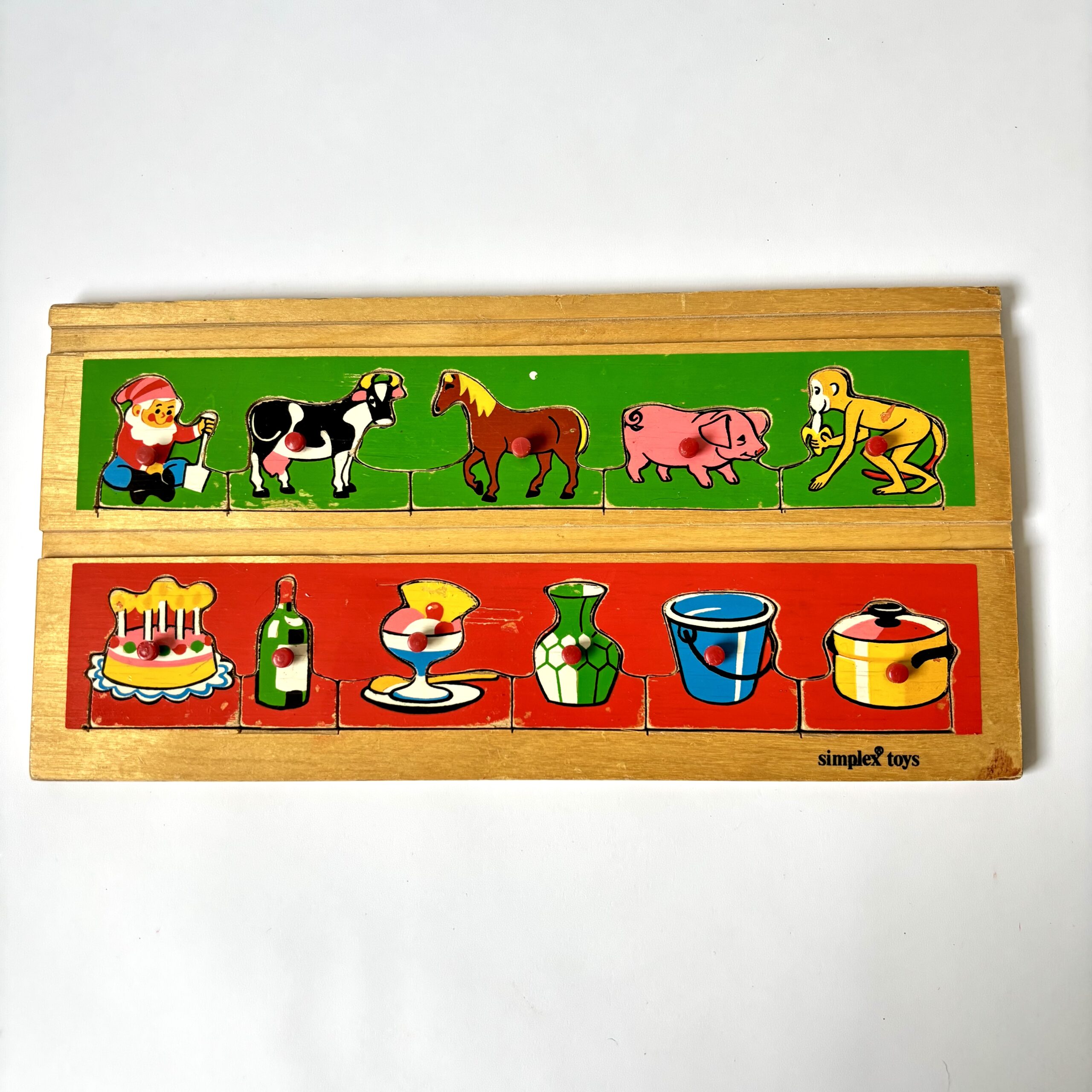Ja, Frits van der Vlugt is inderdaad de bedenker van de zogenaamde “puzzelplank”—de houten inlegpuzzel waarbij figuurtjes uit een plank kunnen worden gehaald via een knopje bovenop. Hij begon hier in 1945 mee en werkte samen met Herman Steinmeier, de oprichter van de firma Steinmeier & Co., die onder de merknaam Simplex dit soort houten leermaterialen en puzzels produceerde