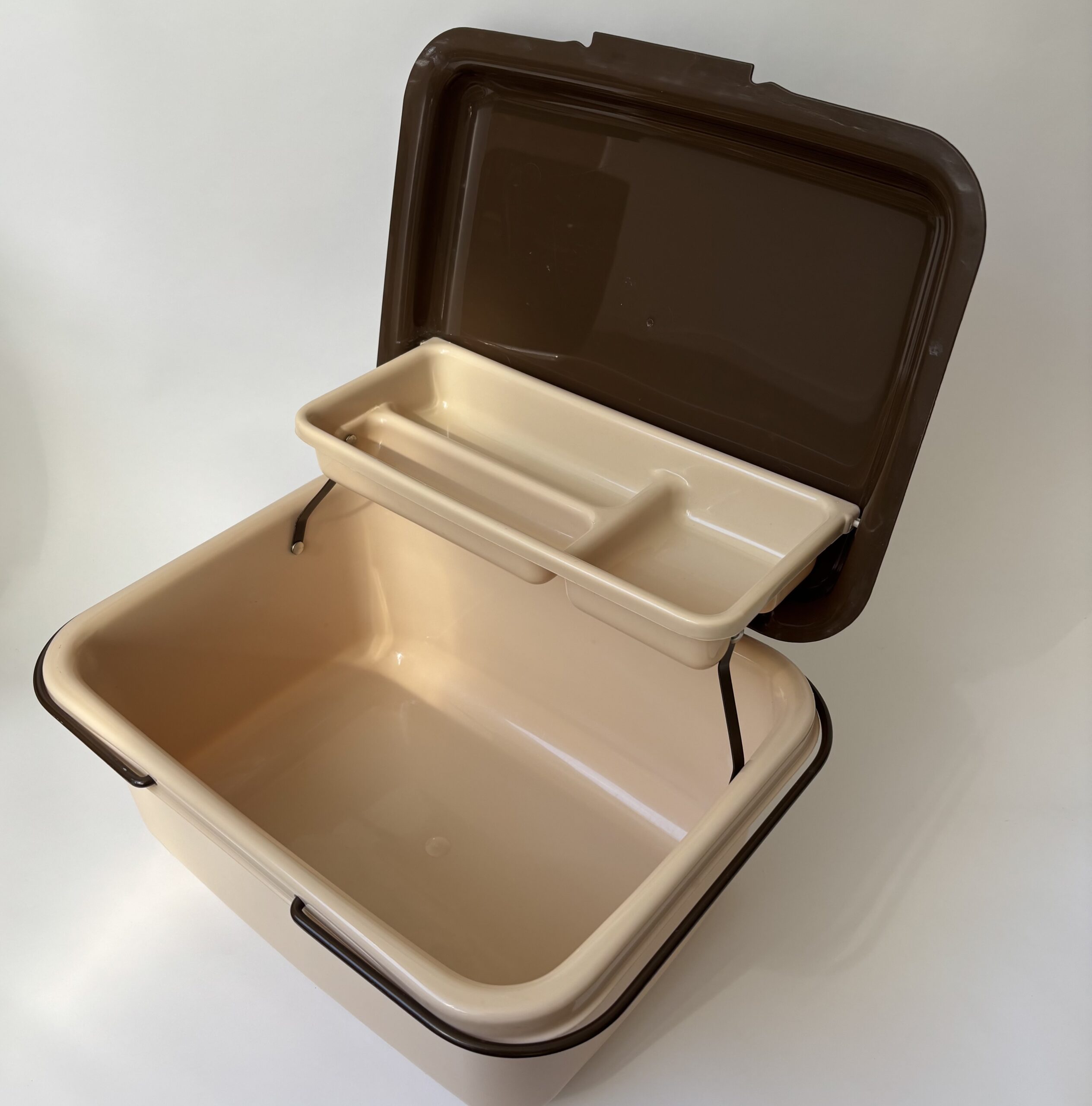 Vintage kunststof opberg box van Curver met meerdere opberg vakken en 2 metalen hengels