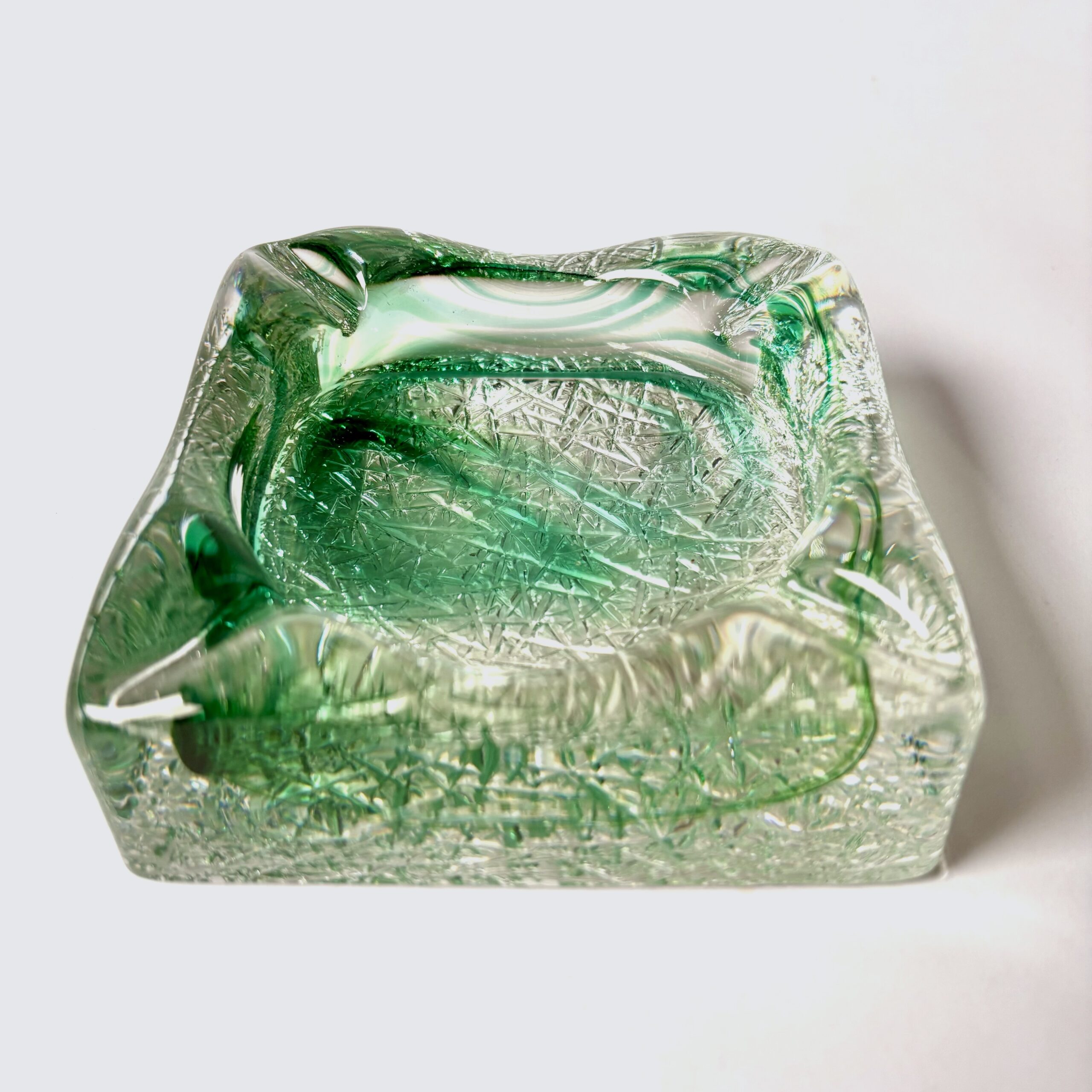 Asbak mondgeblazen met een groen-tint in helder kristalglas met een (ijsbarst) -patroon in het glas – afmeting 11,5×11,5×4 cm (1) Asbak mondgeblazen met een groen-tint in helder kristalglas met een (ijsbarst) -patroon in het glas – afmeting 11,5×11,5×4 cm (1)