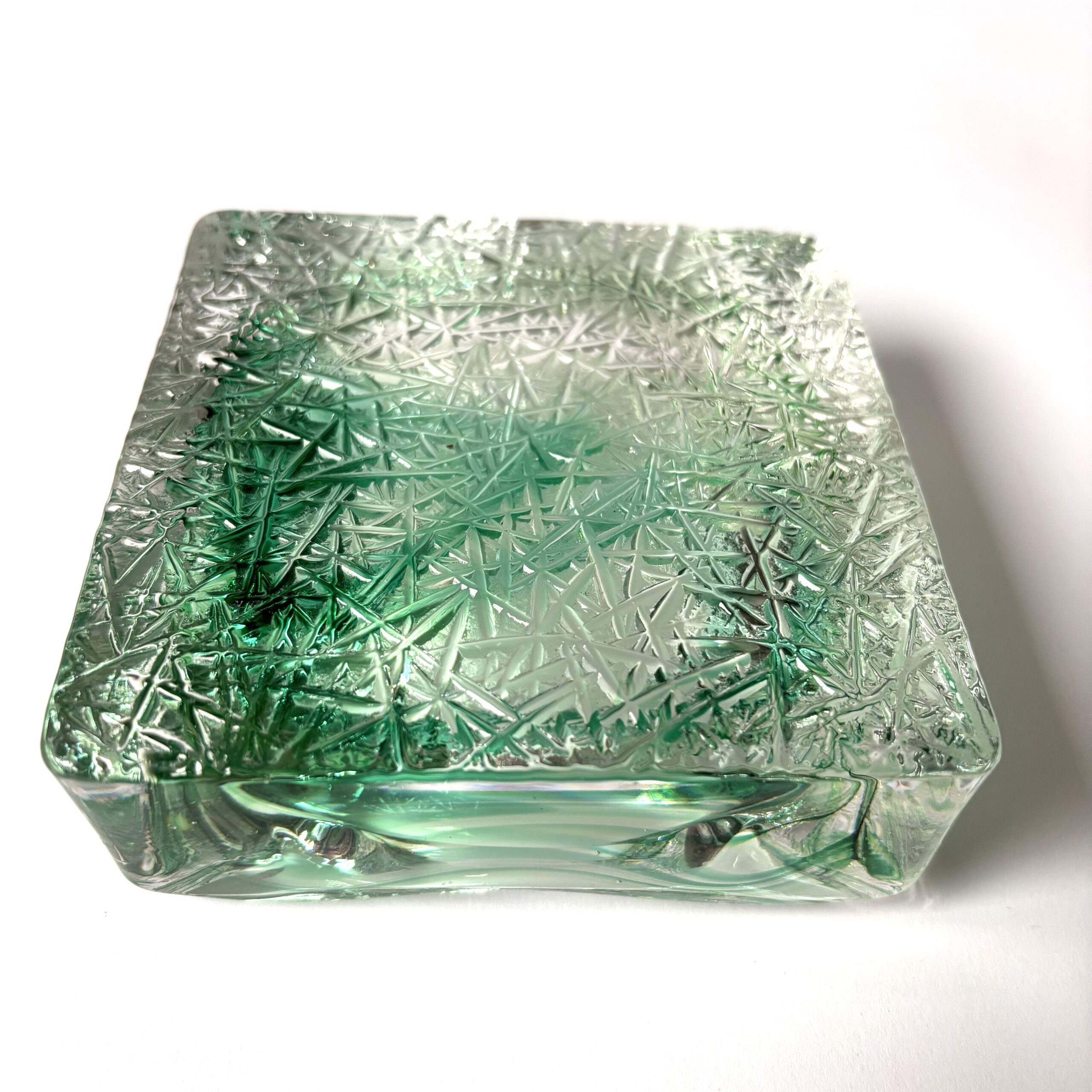 Asbak mondgeblazen met een groen-tint in helder kristalglas met een (ijsbarst) -patroon in het glas – afmeting 11,5×11,5×4 cm (2) Asbak mondgeblazen met een groen-tint in helder kristalglas met een (ijsbarst) -patroon in het glas – afmeting 11,5×11,5×4 cm (2)