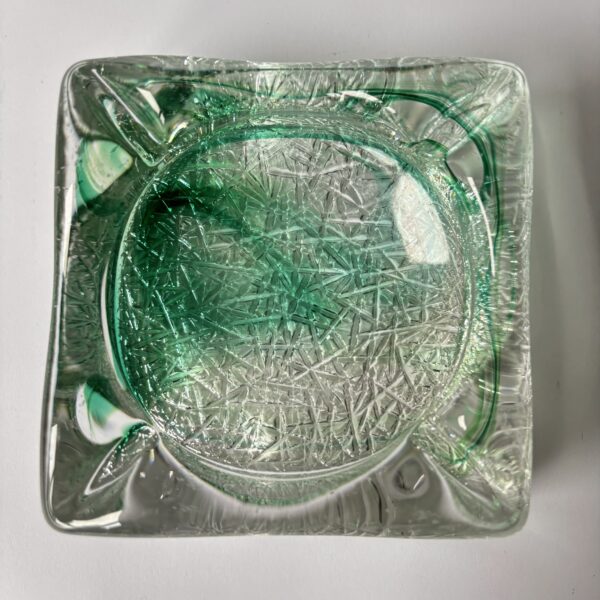 Asbak mondgeblazen met een groen-tint in helder kristalglas met een (ijsbarst) -patroon in het glas - afmeting 11,5x11,5x4 cm (3)