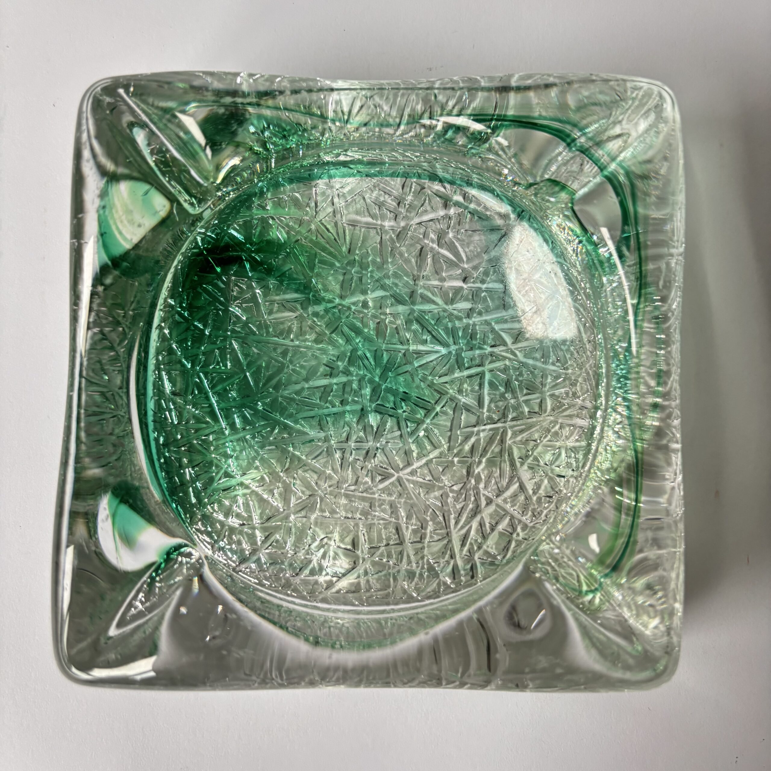 Asbak mondgeblazen met een groen-tint in helder kristalglas met een (ijsbarst) -patroon in het glas – afmeting 11,5×11,5×4 cm (3) Asbak mondgeblazen met een groen-tint in helder kristalglas met een (ijsbarst) -patroon in het glas – afmeting 11,5×11,5×4 cm (3)
