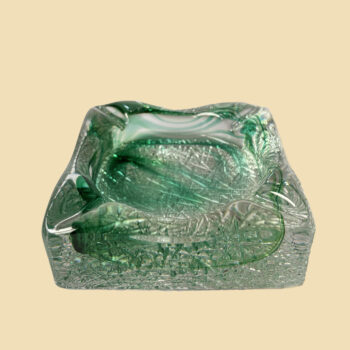 Vintage zware asbak van Murano, een mondgeblazen glazen asbak met een groen-tint in helder kristalglas en een duidelijk “ice crackle” (ijsbarst)-patroon in het glas