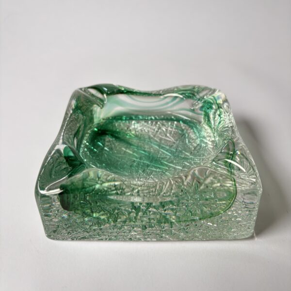 Vintage zware asbak van Murano, een mondgeblazen glazen asbak met een groen-tint in helder kristalglas en een duidelijk “ice crackle” (ijsbarst)-patroon in het glas