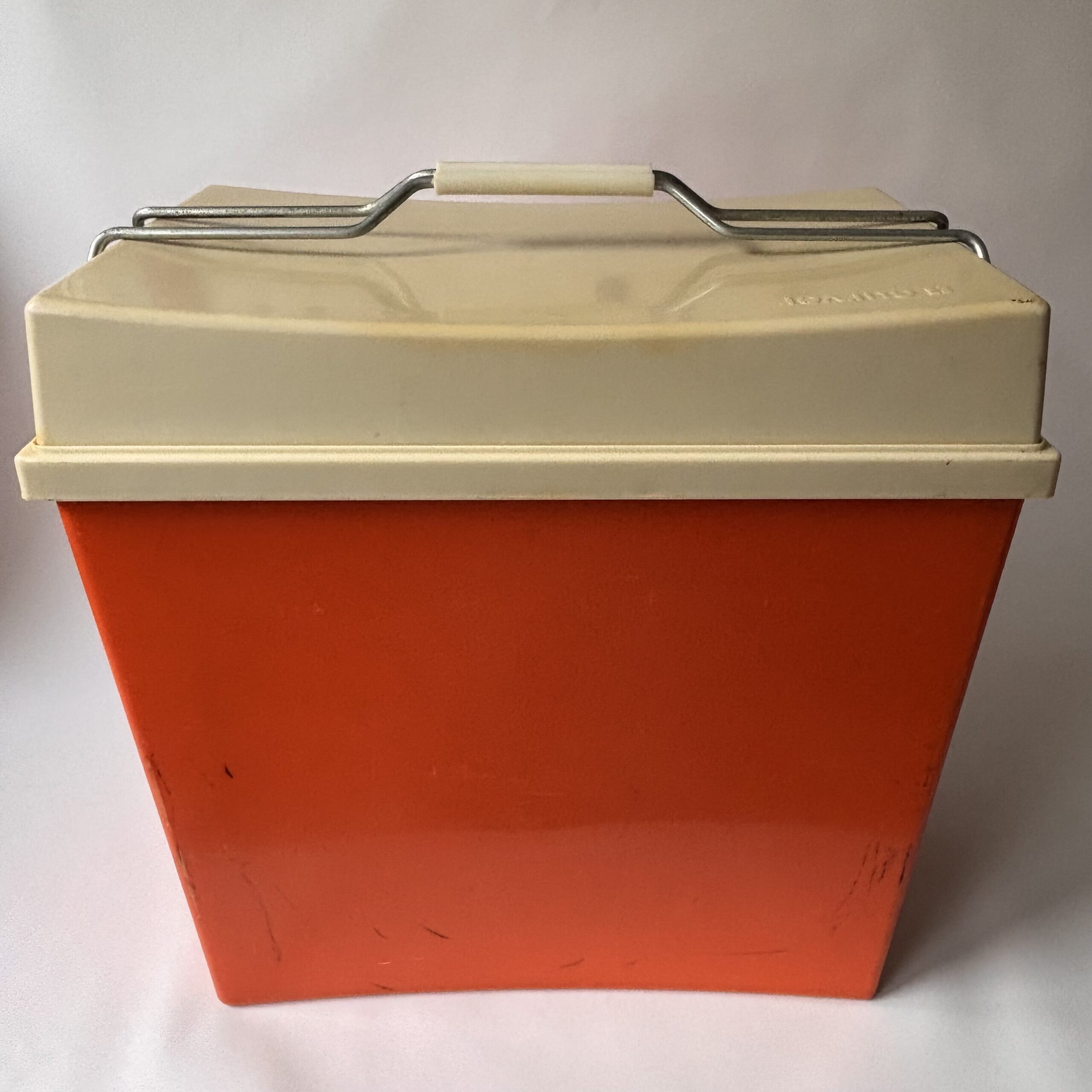 Koelbox Curver – oranje-beige – afmeting 46x49x29 cm (4) Koelbox Curver – oranje-beige – afmeting 46x49x29 cm (4)