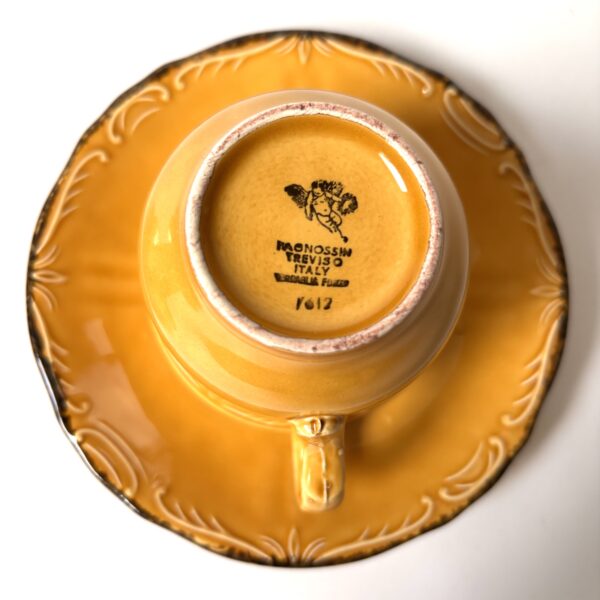 Vintage kop met schotel van Pagnossin Treviso Italy in een warme okergele kleur