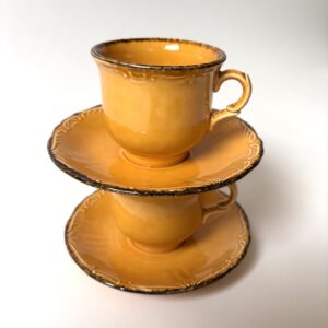 Vintage kop met schotel van Pagnossin Treviso Italy in een warme okergele kleur