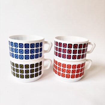 Vintage (grote) koppen van Arcopal France met het Squares patroon, kleurrijke vierkantjes in een herhalend patroon