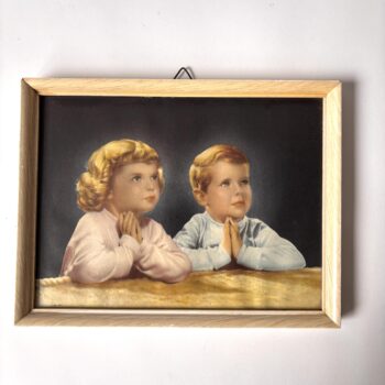 Vintage lijst met prent van twee kinderen met handen gevouwen, in gebed
