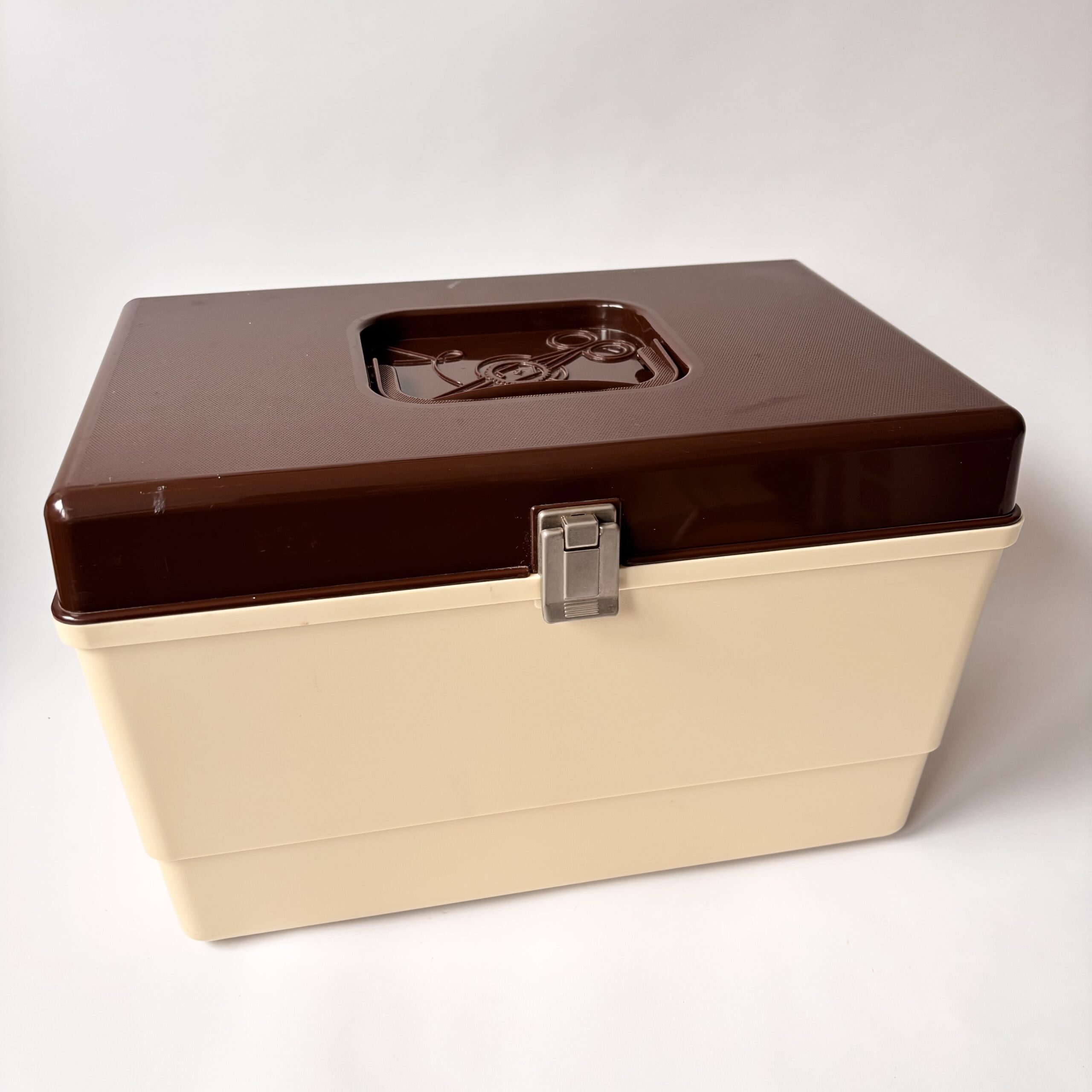 Naaibox Curver – bruin-beige – afmeting 36x22x24 cm (3) Naaibox Curver – bruin-beige – afmeting 36x22x24 cm (3)