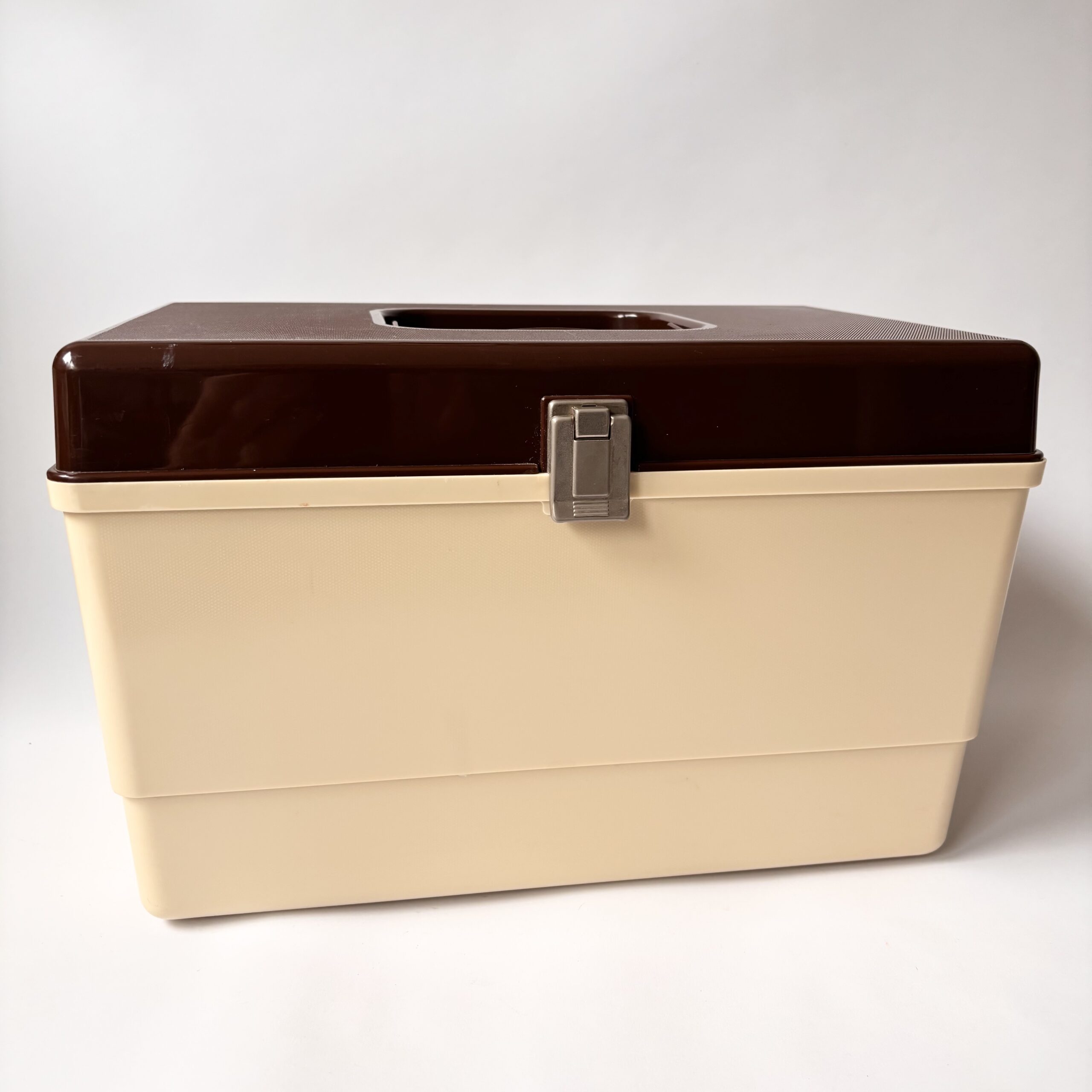 Naaibox Curver – bruin-beige – afmeting 36x22x24 cm (4) Naaibox Curver – bruin-beige – afmeting 36x22x24 cm (4)