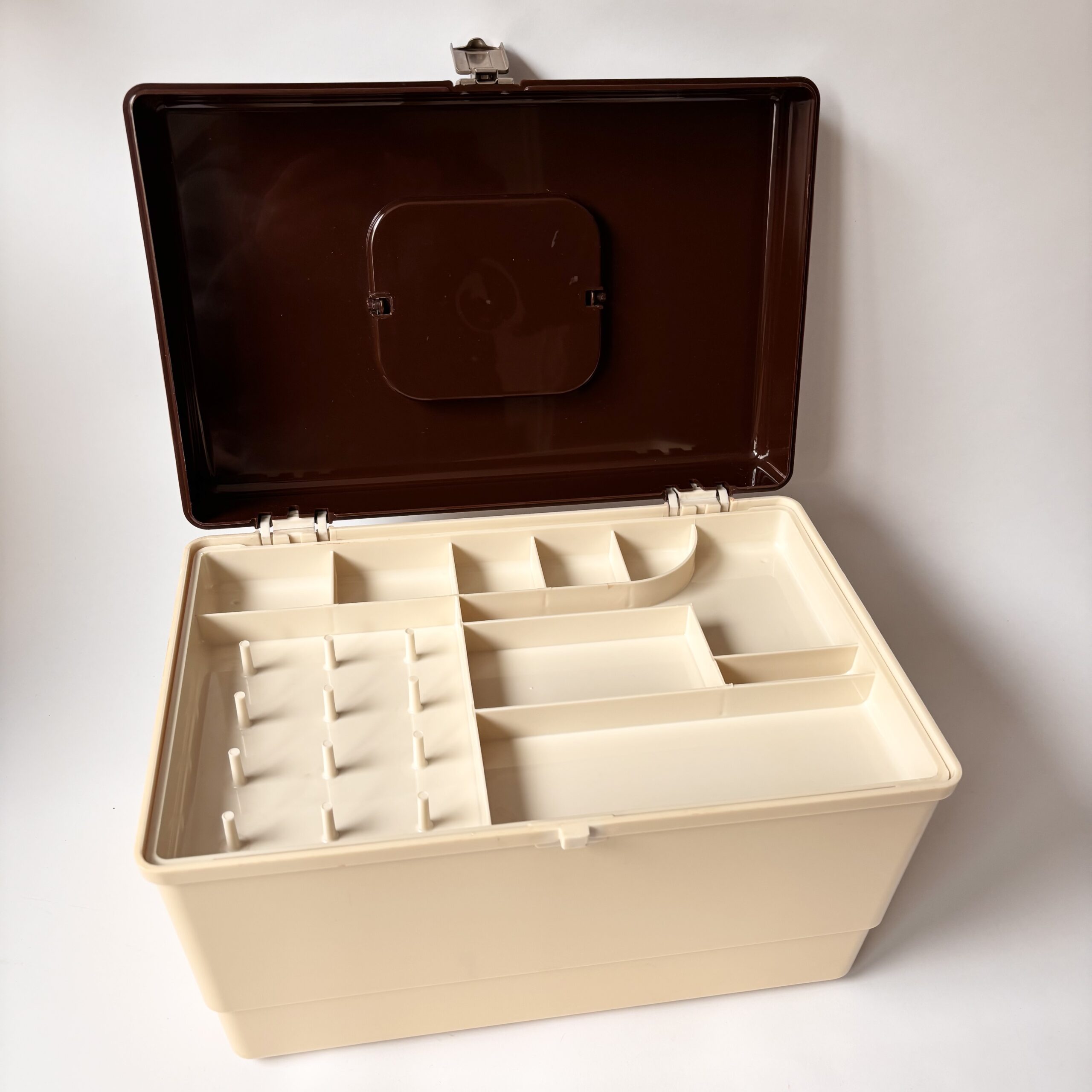 Naaibox Curver – bruin-beige – afmeting 36x22x24 cm (5) Naaibox Curver – bruin-beige – afmeting 36x22x24 cm (5)
