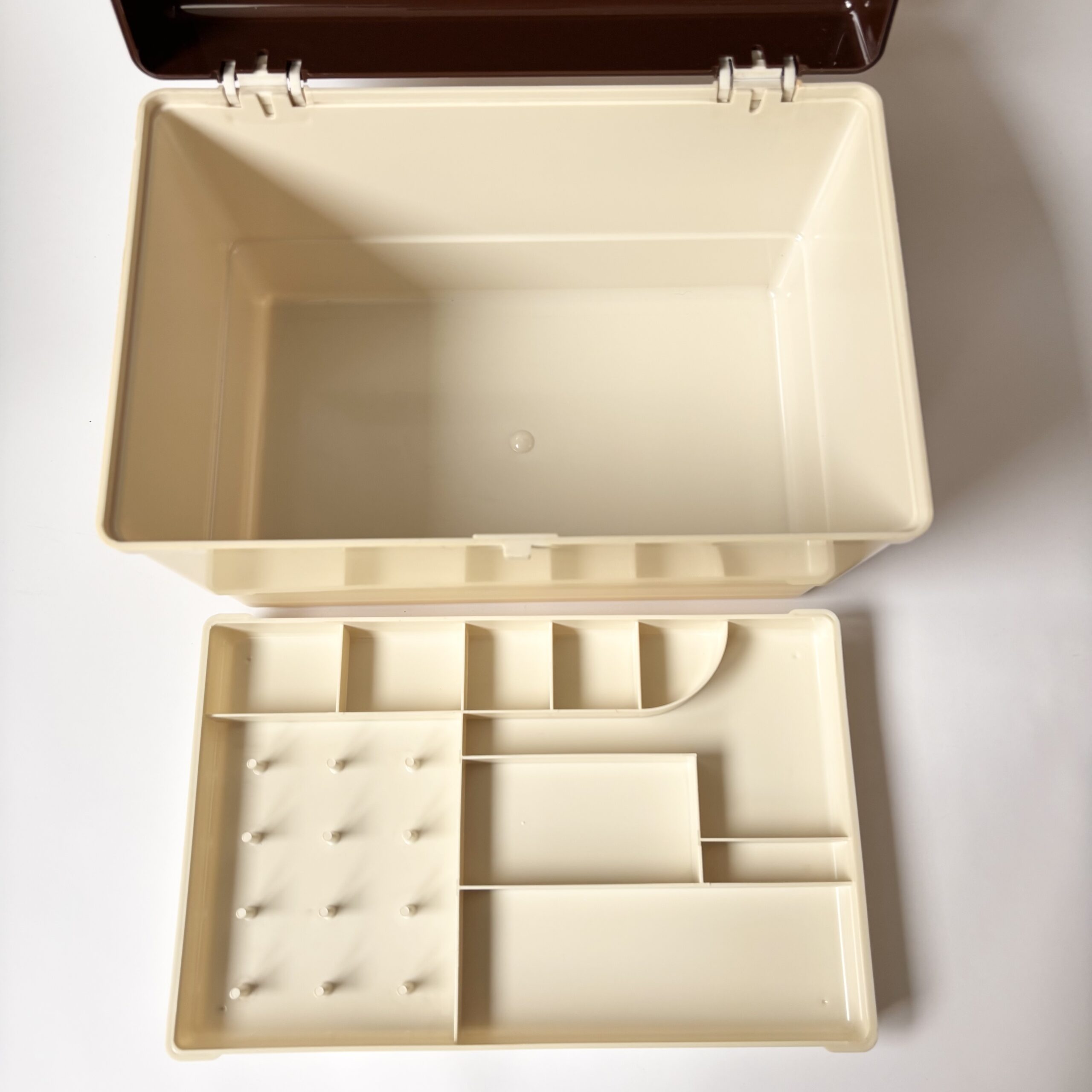 Naaibox Curver – bruin-beige – afmeting 36x22x24 cm (6) Naaibox Curver – bruin-beige – afmeting 36x22x24 cm (6)