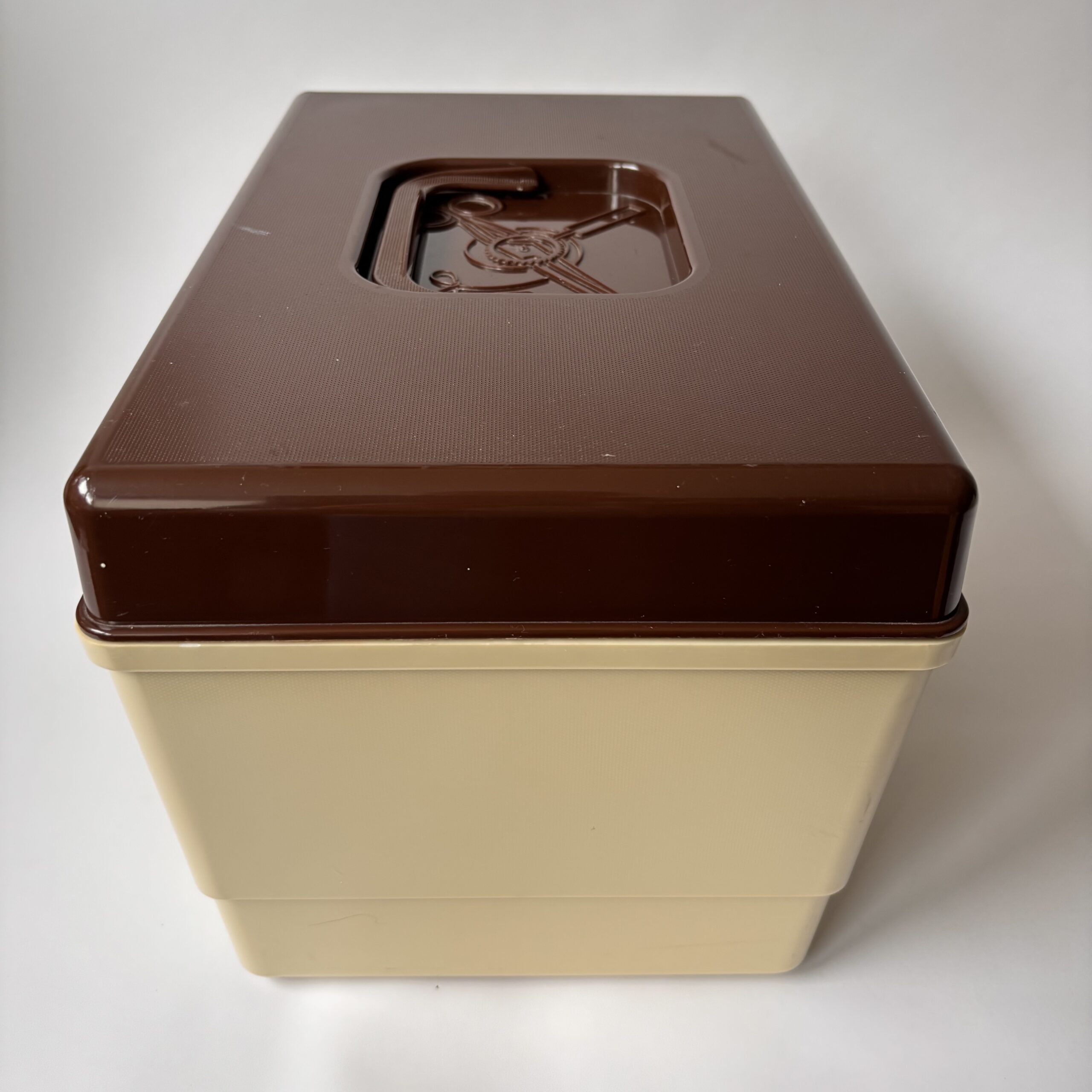 Naaibox Curver – bruin-beige – afmeting 36x22x24 cm (7) Naaibox Curver – bruin-beige – afmeting 36x22x24 cm (7)