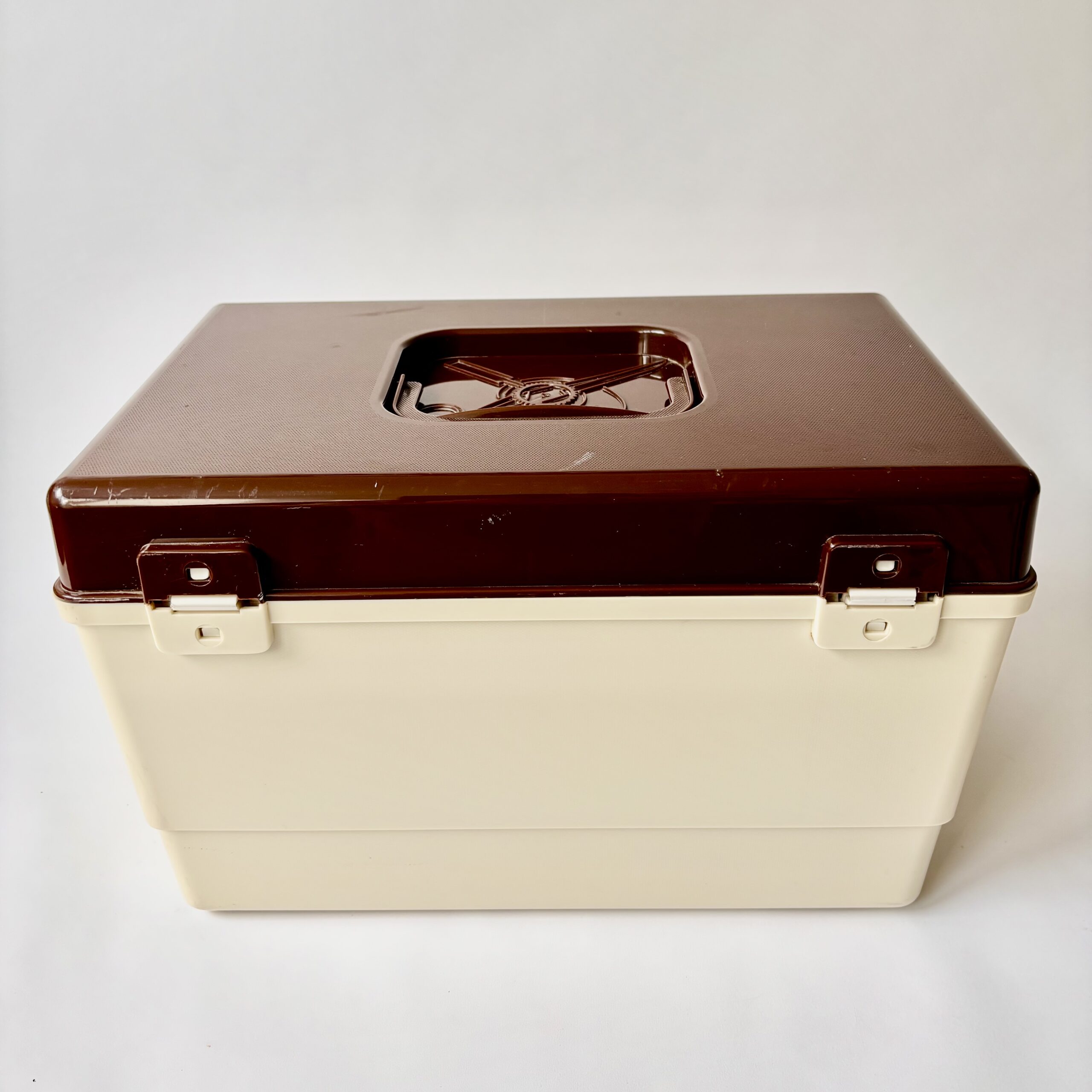 Naaibox Curver – bruin-beige – afmeting 36x22x24 cm (8) Naaibox Curver – bruin-beige – afmeting 36x22x24 cm (8)