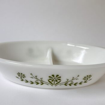 Vintage (glasbake) ovenschaal J-2352- met een groen bloemmotief van Jeannette Glass Co