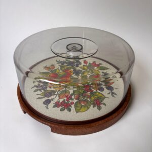 Vintage taart- of vlaaiplateau met een stolp (glazen kap) en een houtkleurige basis