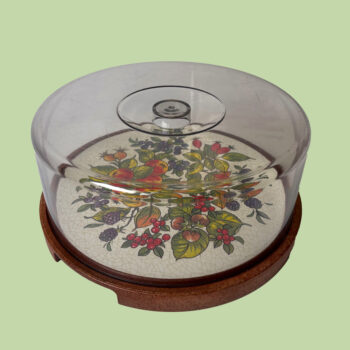 Vintage taart- of vlaaiplateau met een stolp (glazen kap) en een houtkleurige basis
