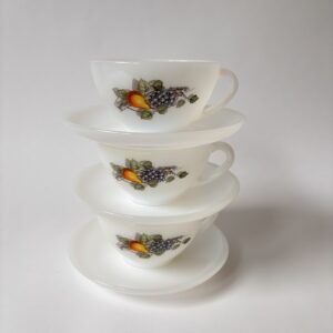 Vintage theekop / soepkop met schotel van Arcopal Fruits de France