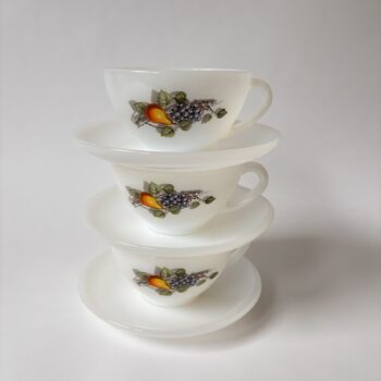 Vintage theekop / soepkop met schotel van Arcopal Fruits de France