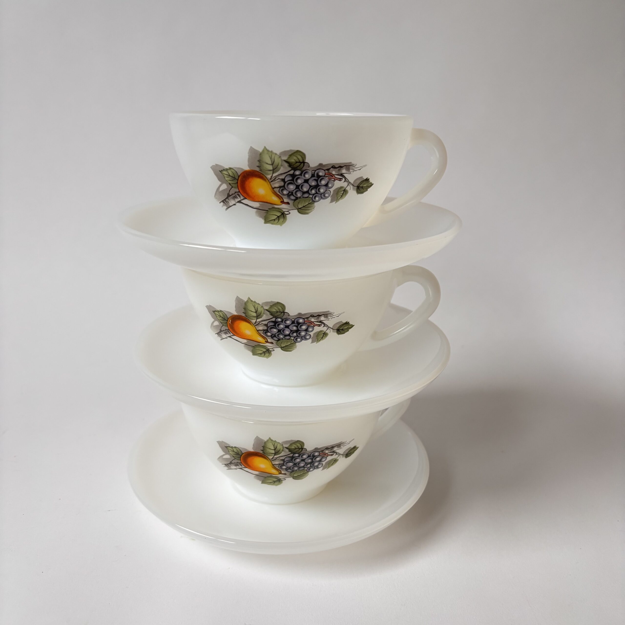 Vintage theekop / soepkop met schotel van Arcopal Fruits de France