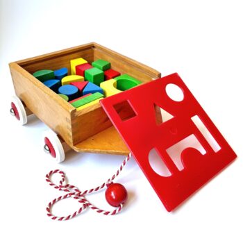 Vintage Heros houten trekkar met houten blokken dat tevens een vormensorteerder is