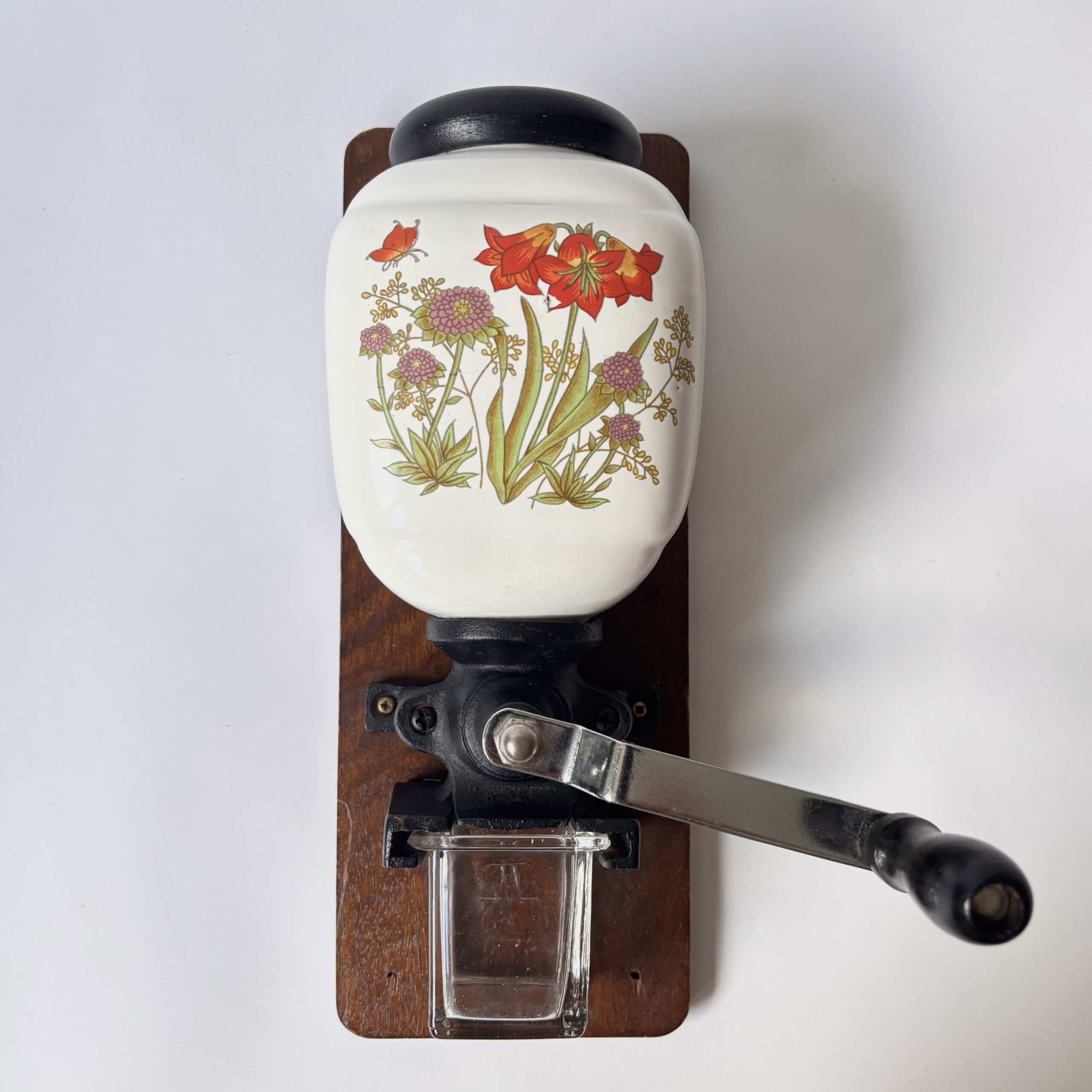 Wandkoffiemolen met een porseleinen trechter met bloemmotief (2) Wandkoffiemolen met een porseleinen trechter met bloemmotief (2)