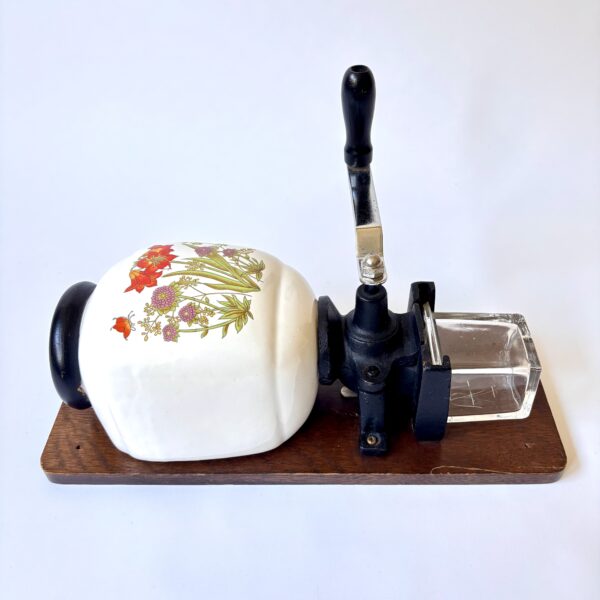 Wandkoffiemolen met een porseleinen trechter met bloemmotief (3) Wandkoffiemolen met een porseleinen trechter met bloemmotief (3)