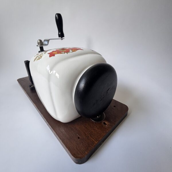 Wandkoffiemolen met een porseleinen trechter met bloemmotief (4) Wandkoffiemolen met een porseleinen trechter met bloemmotief (4)