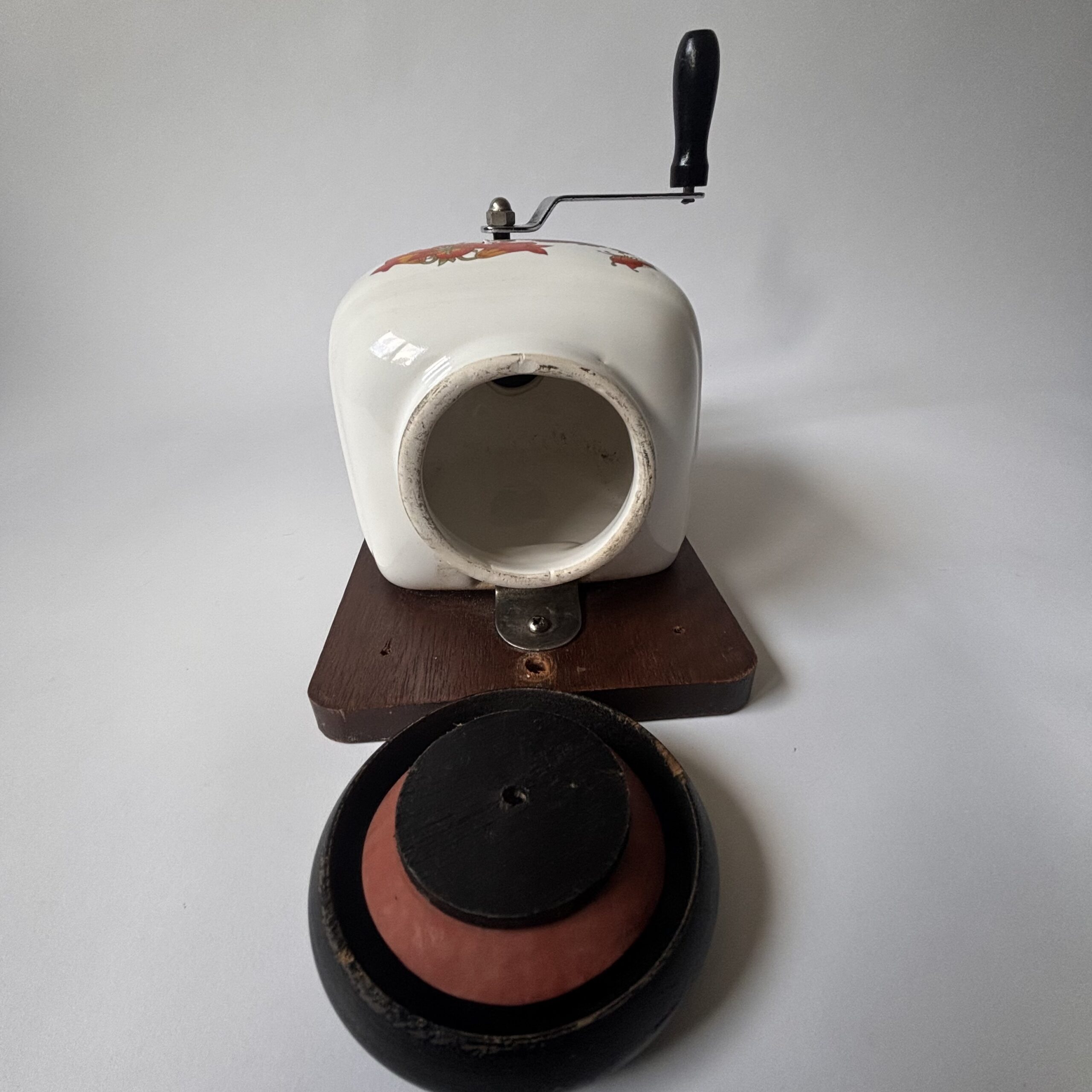 Wandkoffiemolen met een porseleinen trechter met bloemmotief (5) Wandkoffiemolen met een porseleinen trechter met bloemmotief (5)