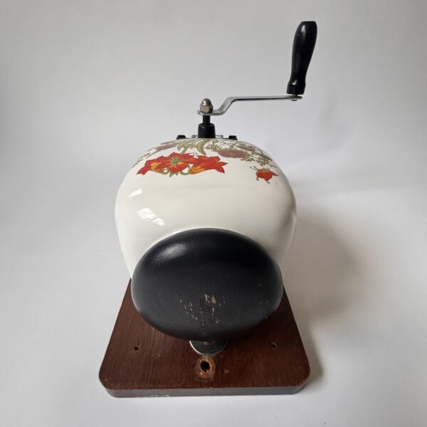 Wandkoffiemolen met een porseleinen trechter met bloemmotief (6) Wandkoffiemolen met een porseleinen trechter met bloemmotief (6)