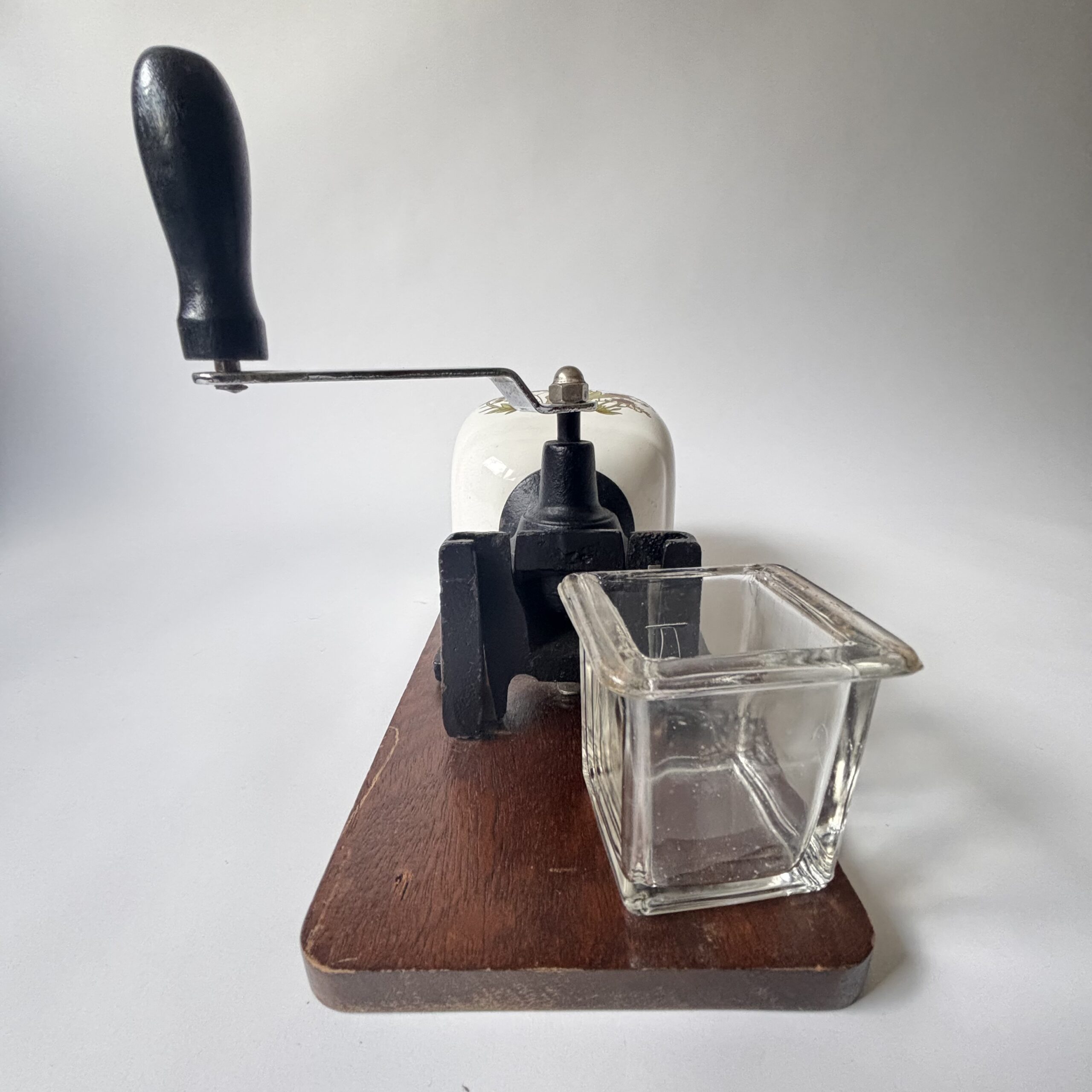 Wandkoffiemolen met een porseleinen trechter met bloemmotief (7) Wandkoffiemolen met een porseleinen trechter met bloemmotief (7)