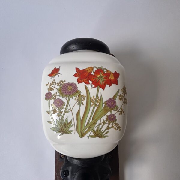 Wandkoffiemolen met een porseleinen trechter met bloemmotief (8) Wandkoffiemolen met een porseleinen trechter met bloemmotief (8)