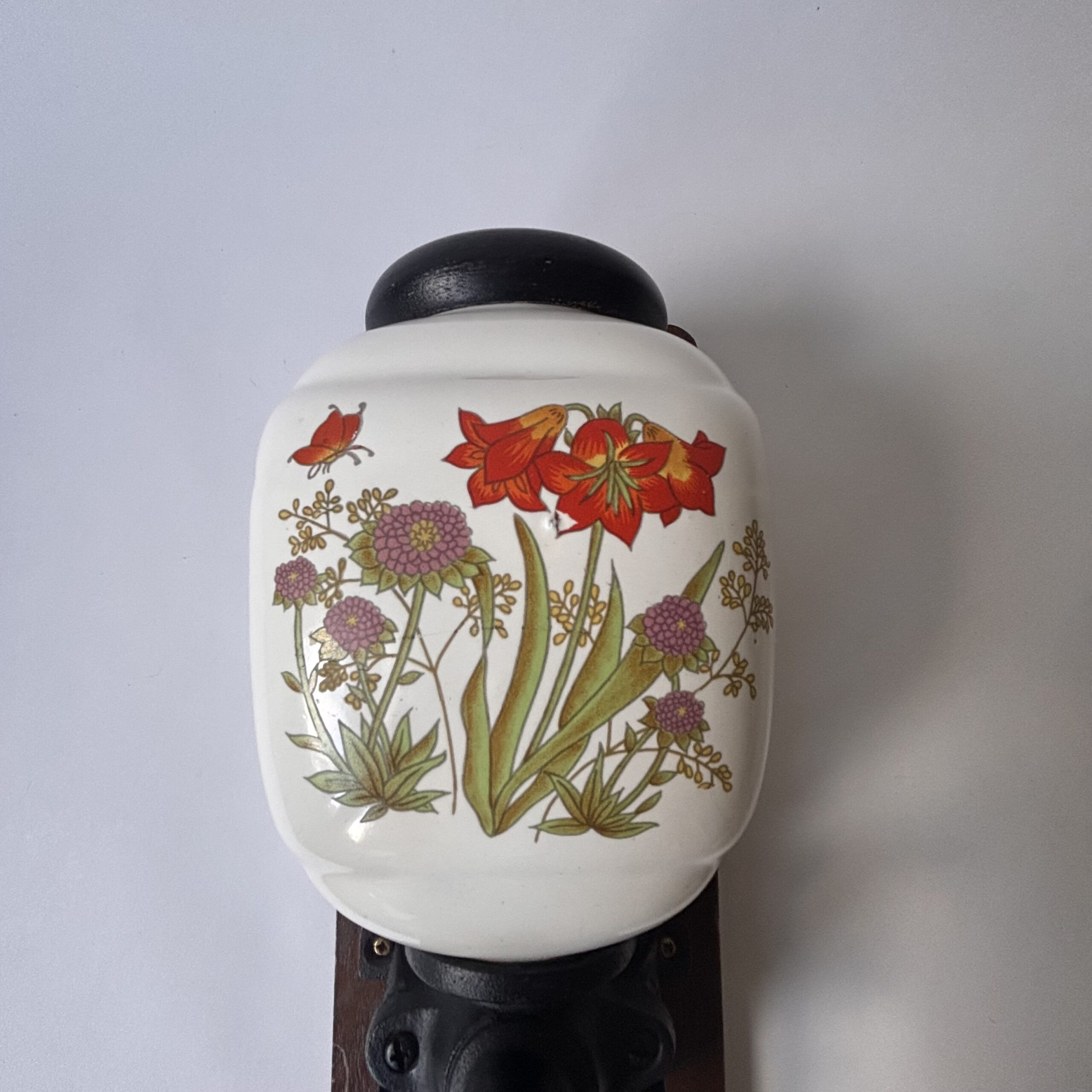 Wandkoffiemolen met een porseleinen trechter met bloemmotief (8) Wandkoffiemolen met een porseleinen trechter met bloemmotief (8)