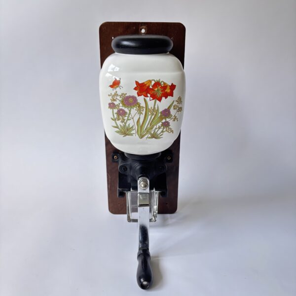 Wandkoffiemolen met een porseleinen trechter met bloemmotief (9) Wandkoffiemolen met een porseleinen trechter met bloemmotief (9)