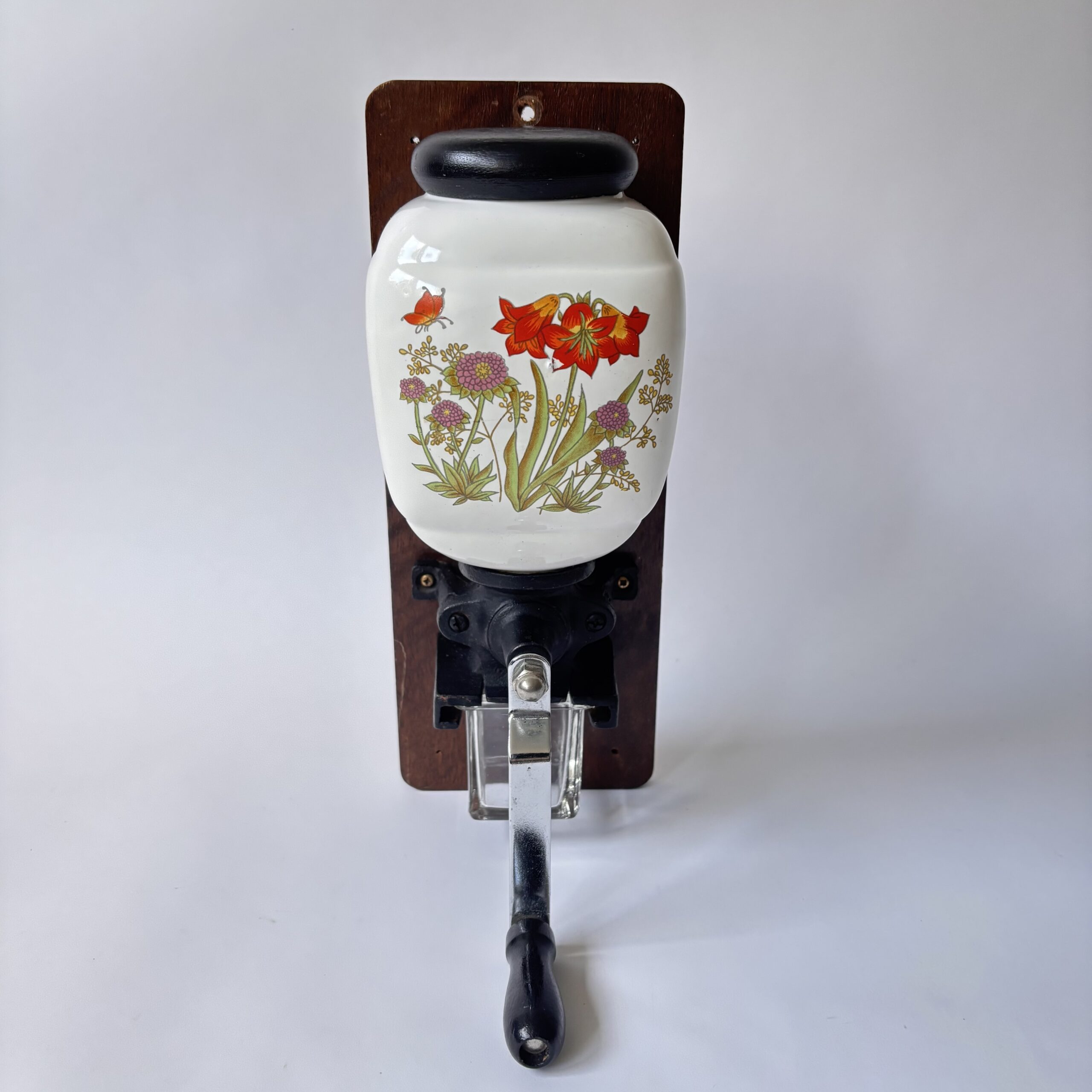 Wandkoffiemolen met een porseleinen trechter met bloemmotief (9) Wandkoffiemolen met een porseleinen trechter met bloemmotief (9)