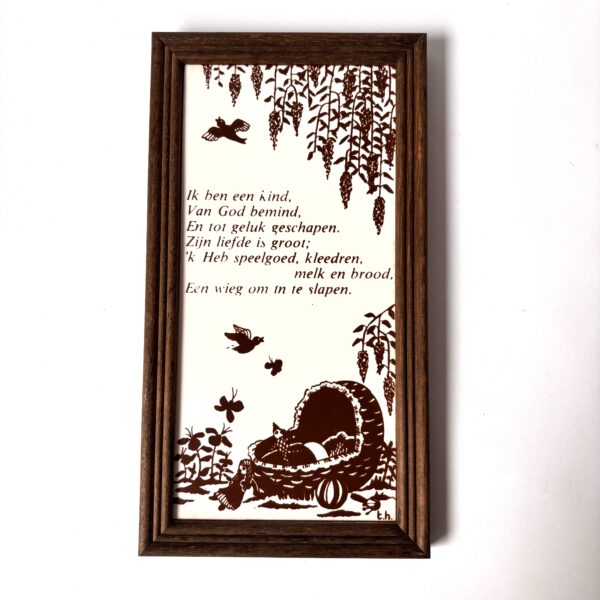 Wandtegel in houten lijst met het gedicht Het kinderlijk geluk van Nederlandse dichter Hieronymus van Alphen (1) Vintage wandtegel in houten lijst met tekst en afbeeldingen van Het kinderlijk geluk van Nederlandse dichter Hieronymus van Alphen