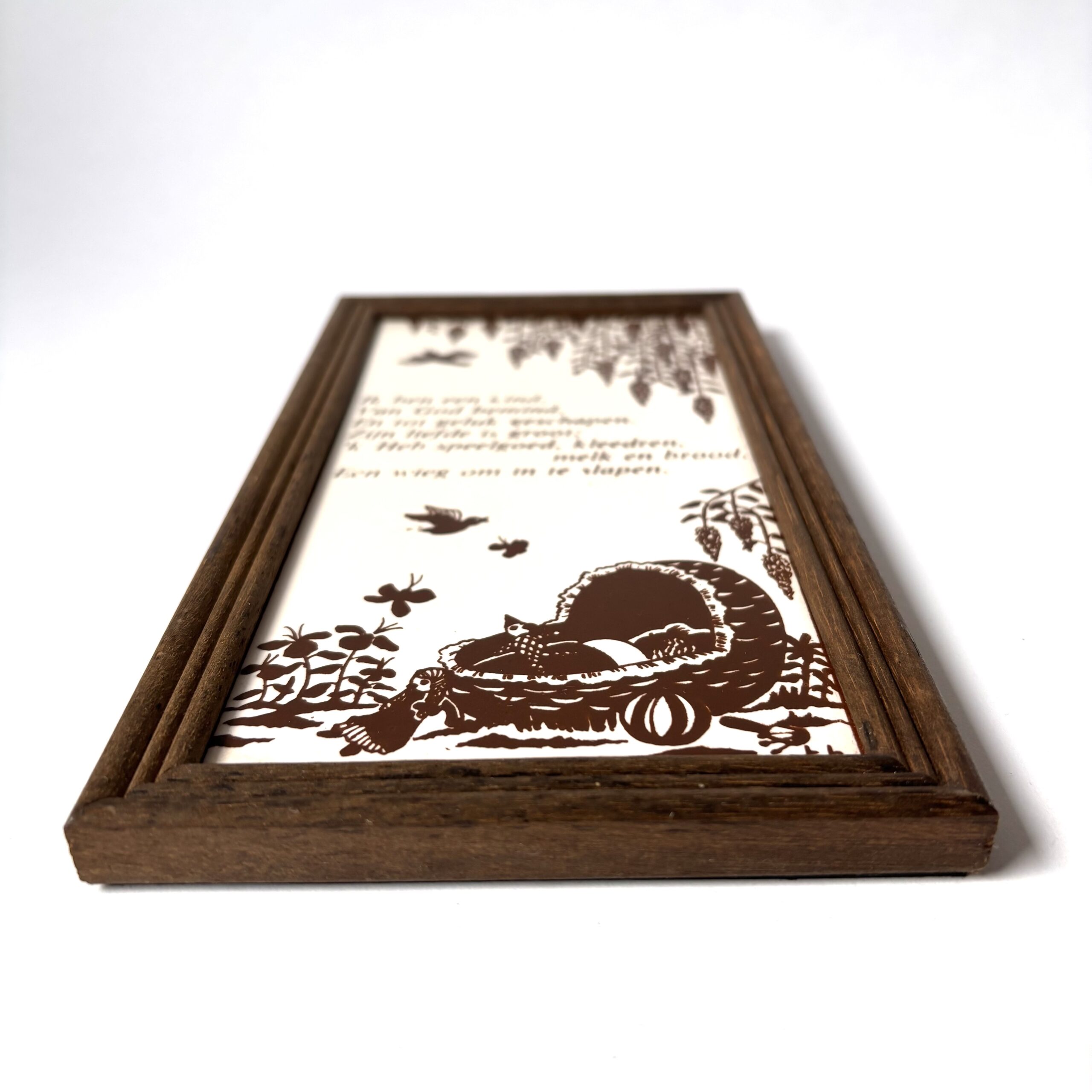 Wandtegel in houten lijst met het gedicht Het kinderlijk geluk van Nederlandse dichter Hieronymus van Alphen (2) Wandtegel in houten lijst met het gedicht Het kinderlijk geluk van Nederlandse dichter Hieronymus van Alphen (2)