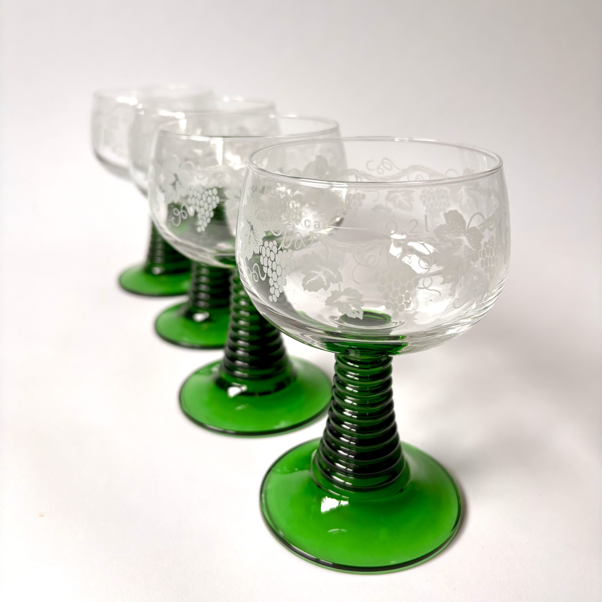 Vintage wijnglazen / moezelglazen France met groene voet