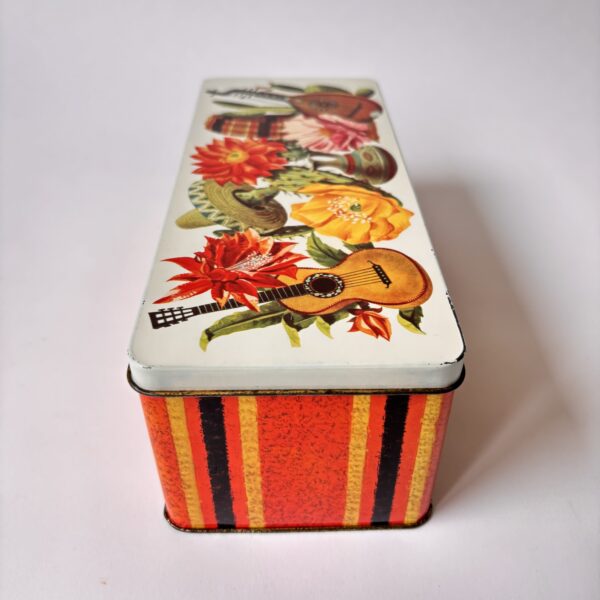 Bewaarblik ( scharnierend dekel) met een Mexicaans thema - afmeting 22x9,5x8 cm (2) Bewaarblik ( scharnierend dekel) met een Mexicaans thema - afmeting 22x9,5x8 cm (2)