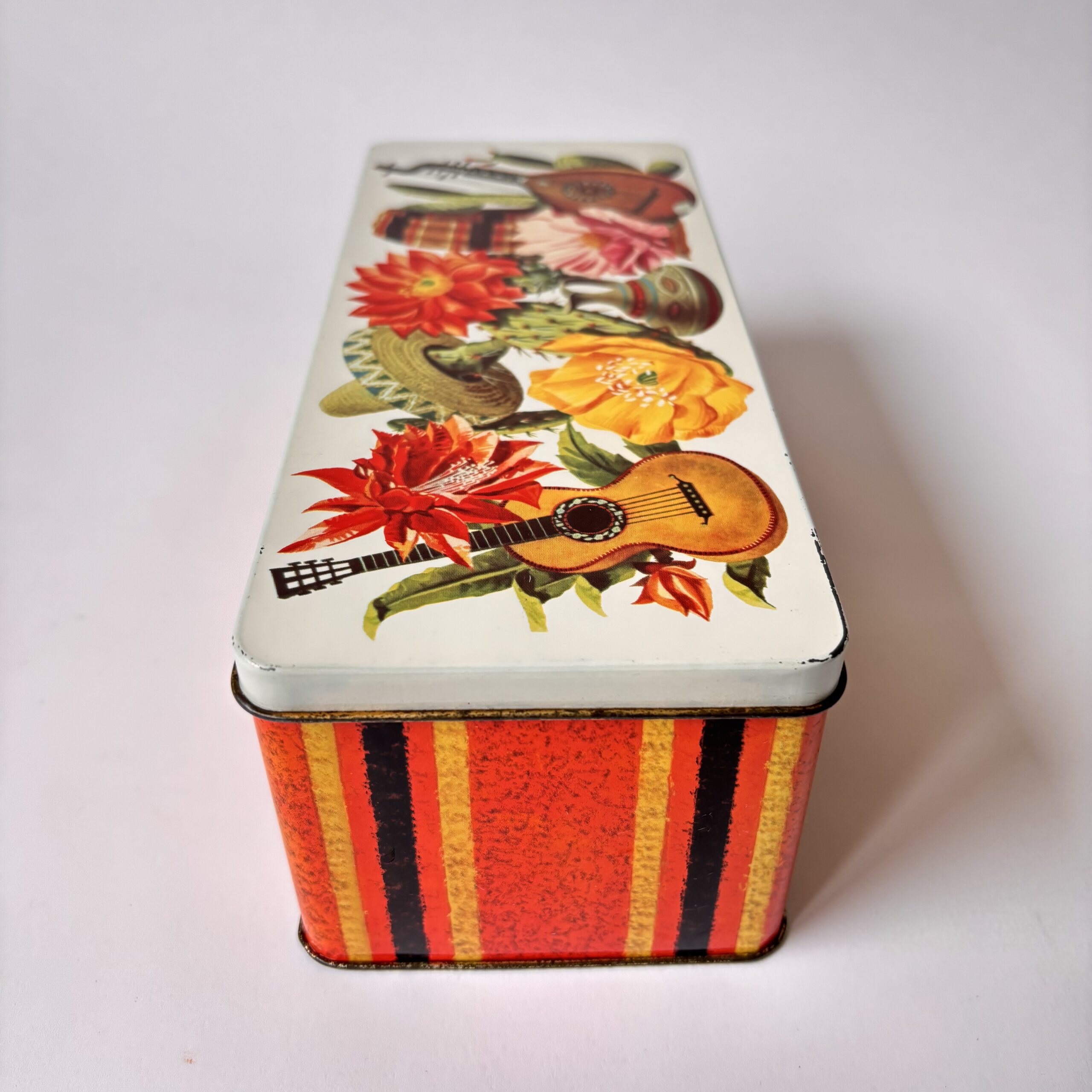 Bewaarblik ( scharnierend dekel) met een Mexicaans thema – afmeting 22×9,5×8 cm (2) Bewaarblik ( scharnierend dekel) met een Mexicaans thema – afmeting 22×9,5×8 cm (2)