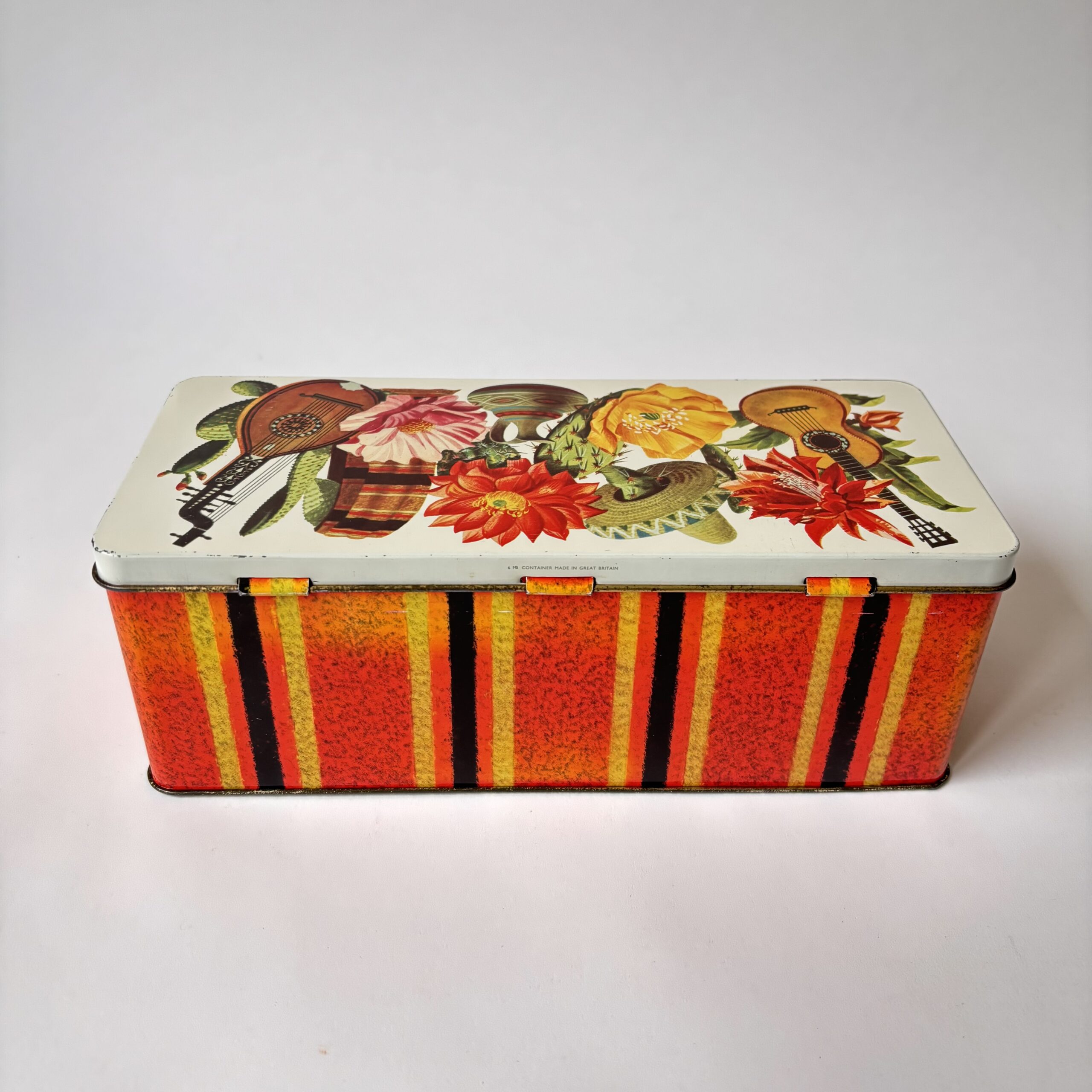 Bewaarblik ( scharnierend dekel) met een Mexicaans thema – afmeting 22×9,5×8 cm (3) Bewaarblik ( scharnierend dekel) met een Mexicaans thema – afmeting 22×9,5×8 cm (3)