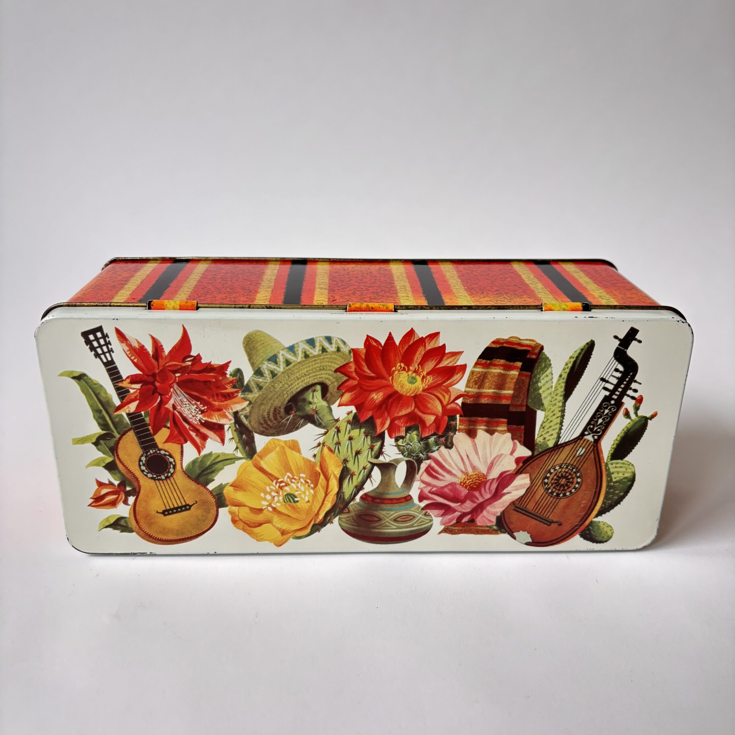 Bewaarblik ( scharnierend dekel) met een Mexicaans thema – afmeting 22×9,5×8 cm (5) Bewaarblik ( scharnierend dekel) met een Mexicaans thema – afmeting 22×9,5×8 cm (5)